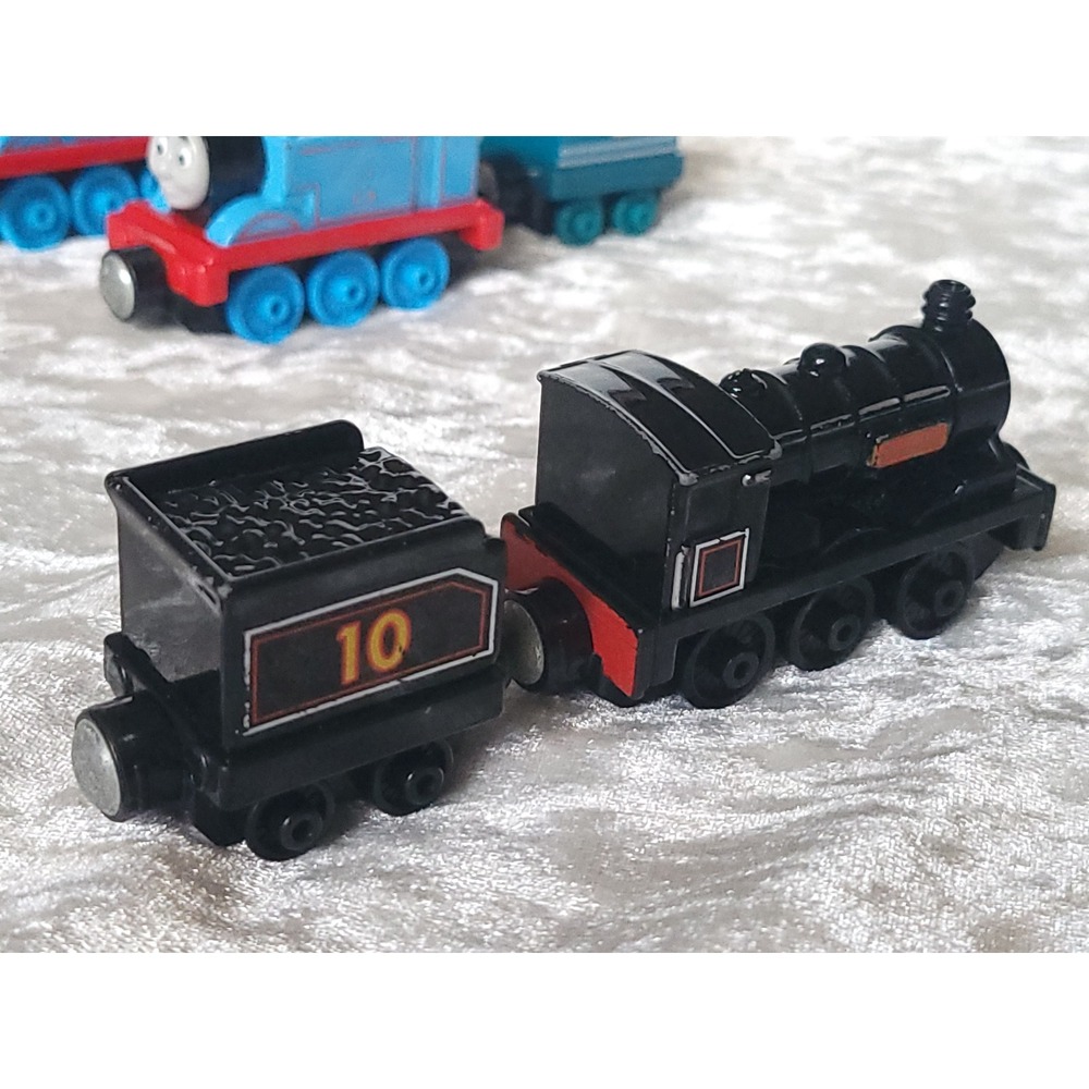 Lot of 9 Thomas & Friends Diecast Round Magnet Train Lot Gordon Douglas Tenders - Picture 5 of 16